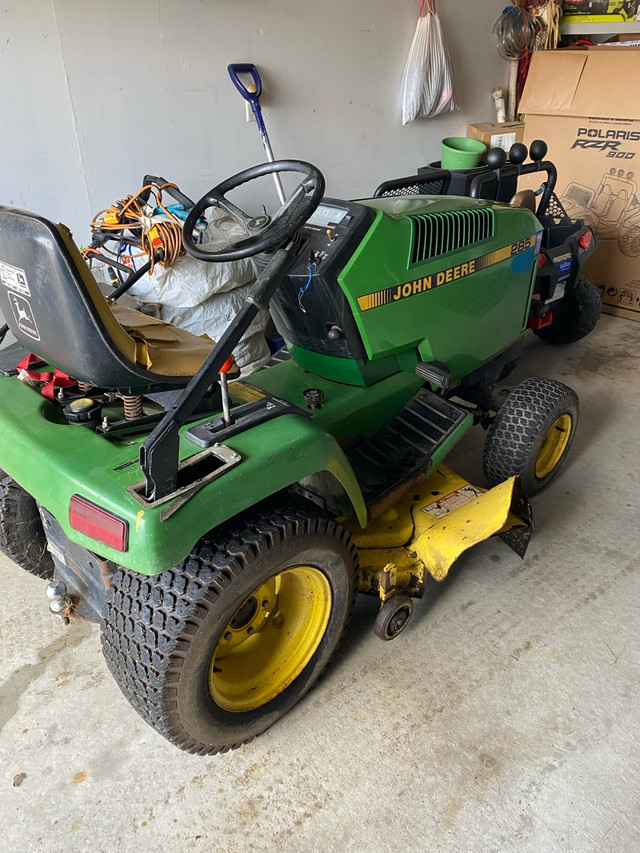 John Deere  285 lawn tractor  in Farming Equipment in Markham / York Region - Image 3