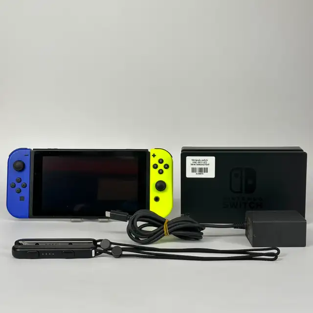 Nintendo Switch HAC-001 Console, Joy-Cons & Charger - 3136672 in Nintendo Switch in Laval / North Shore - Image 2