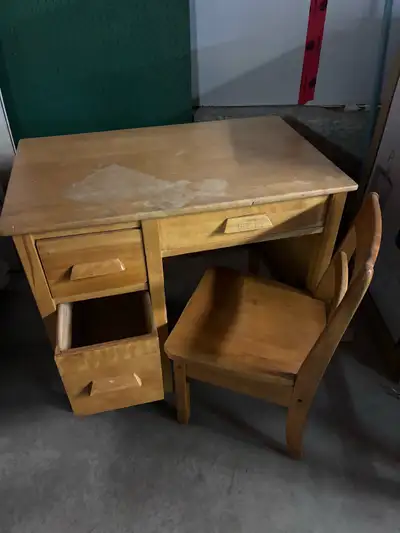 Voici un petit pupitre de bois avec chaise, parfait pour une chambre d’enfant. - Hauteur : 27 1/4 po...