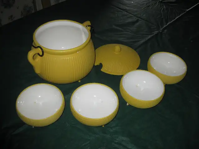 VINTAGE TUPPERWARE 3 BOLS À CONDIMENTS AVEC COUVERTS ET SUPPORT in Arts & Collectibles in Laval / North Shore - Image 8