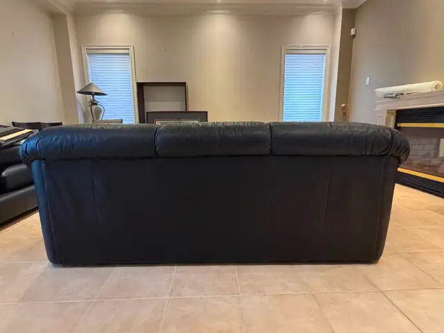 Vintage black 3-seater leather sofa in Couches & Futons in Mississauga / Peel Region - Image 5