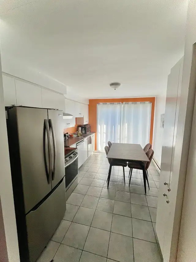 4 ½ Metro Langelier 5 min à pied, très ensoleillé in Long Term Rentals in City of Montréal - Image 2