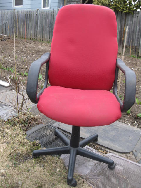 Choose from two Refurbished Chairs @ $50 to $60. in Chairs & Recliners in Thunder Bay - Image 3