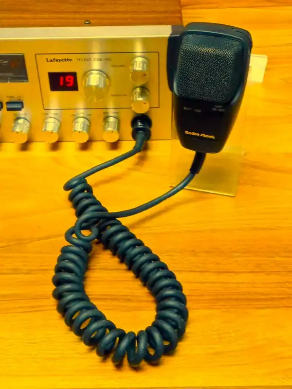 Lafayette Telsat SSB-140 40 Channel AM/SSB CB Radio. in General Electronics in City of Montréal - Image 5