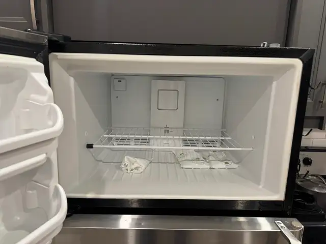 Frigidaire Refrigerator - Réfrigérateur Frigidaire in Refrigerators in City of Montréal - Image 5