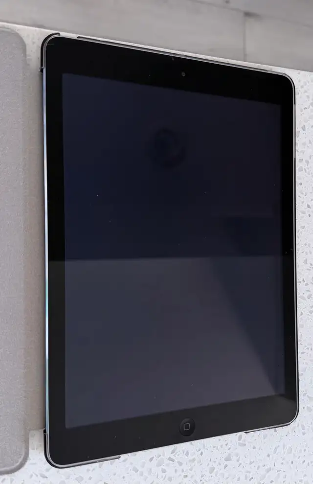 iPad Air Model MD786C/A in iPads & Tablets in St. Albert - Image 3