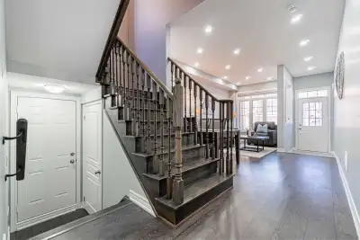 Description ******From April 1st******* - 3 Bedroom + 2.5 Bathroom House - 2 Parking Only - 70% Util...