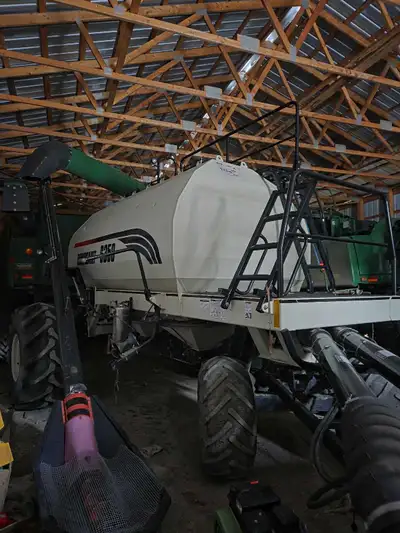 Mint Bourgault 6350 air cart dual shoot always shredded since new has seen very little dry fertilize...