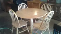 Lovely Round Kitchen Table with 4 Matching Chairs