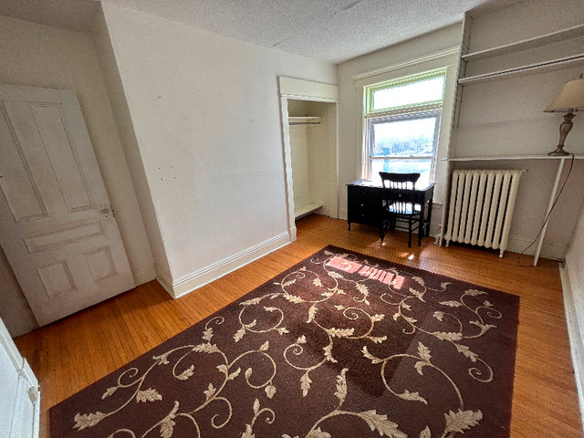 3 Large BDRM Apartment in Avenues May 1st Heat, Hydro, Park incl in Long Term Rentals in Peterborough - Image 3