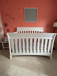 Baby Crib, Mattress and 2 fitted sheets!