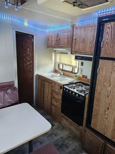 StarCraft 31' 5th wheel Two bedroom, kitchen table converts to bed as well. Tongue extender for shor...