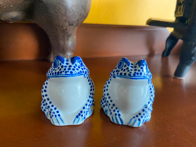 Vintage Blue and White Porcelain Frogs Salt and Pepper Shakers in Arts & Collectibles in Oshawa / Durham Region - Image 2
