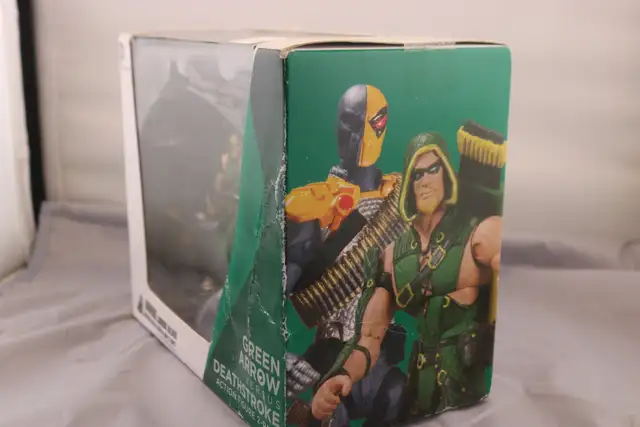 Green Arrow Vs Deathstroke Action Figure 2-Pack -(#42110-1) in Arts & Collectibles in City of Halifax - Image 4