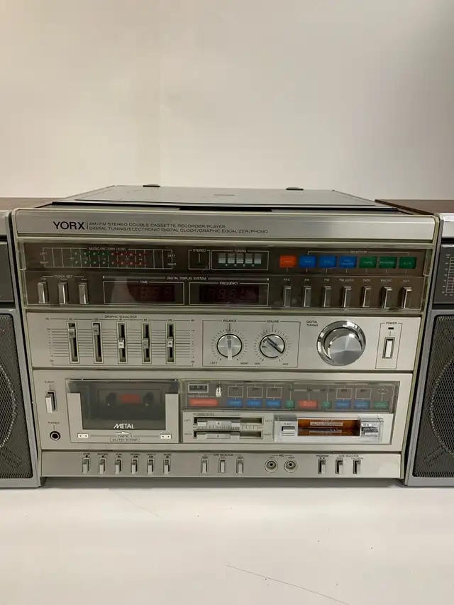 Vintage YORX M2685A Stereo System with Turntable & Double Casset in Stereo Systems & Home Theatre in City of Toronto - Image 6