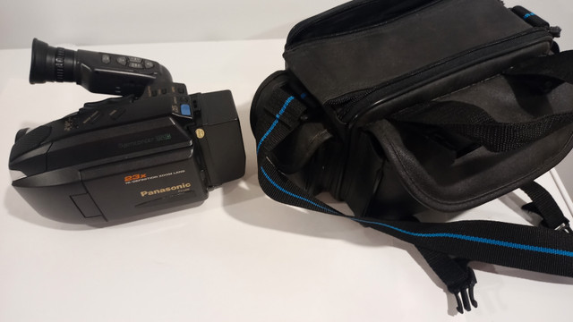 PANASONIC Camcorder VHS PVL558D 23x optical zoom good condition  in Cameras & Camcorders in Oshawa / Durham Region