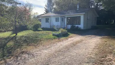 House for rent in Barry`s Bay, - near the lake. Starting June 1 2026 - 3 Bedroom 1 bathroom. $2,000/...
