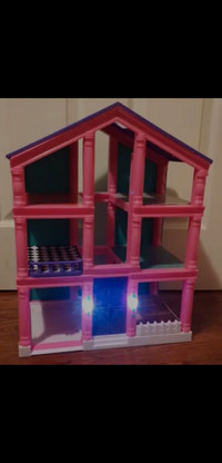 Dollhouse with moving elevator and doorbell!