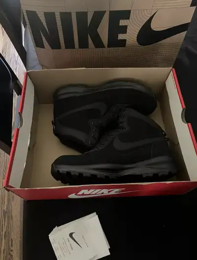 Nike Manoadome Black Size US MENS 10.5 new in open top box. Purchased April 19 at Nike outlet in Kan...