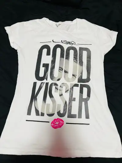 Usher, Justin Timberlake, Russell Peters and the brand new and unworn Chicago t-shirts are only $10...