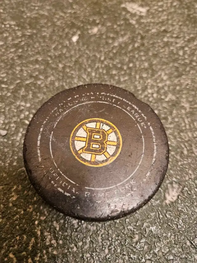 Official Boston Bruins NHL hockey puck/rondelle63005667940995122
