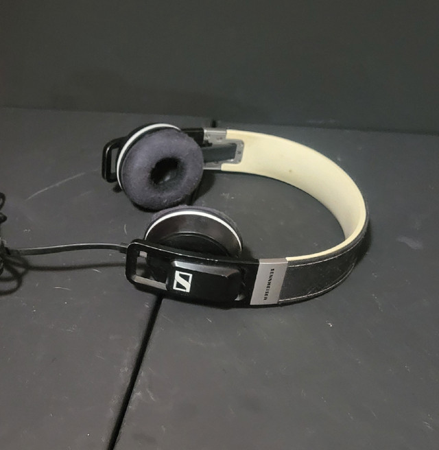Sennheiser studio quality headphones wired 100$ in Headphones in Kingston