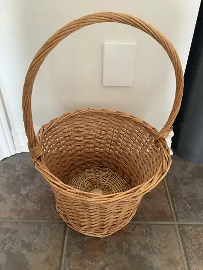 Panier rond en bon état. Diamètre de la base: +/- 12 pouces