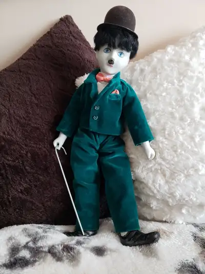 CHARLIE CHAPLIN EN PORCELAINE, View more