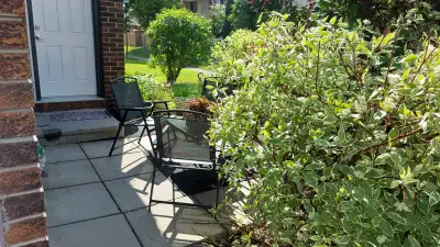 2+1 Bedroom Condo in Nepean – Private Courtyard & Parking !