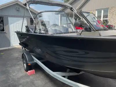 Bateau de pêche Legend 17 pieds. Année 2016 acheté neuf en 2017 . Tout équipé pour la pêche ainsi qu...