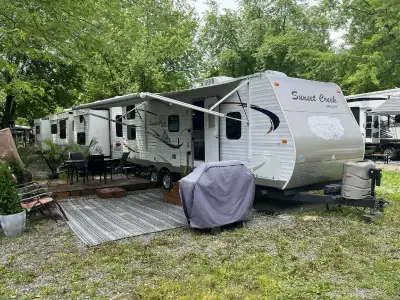 Clé en main !!!Setup a vendre au camping Panoramique. Peut loger 6 à 8 pers.Bunkbeds avec fenêtre.Ch...