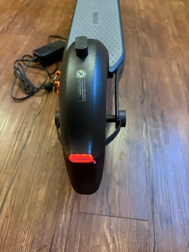 Ninebot Kickscooter F40 Only 29KM in Scooters & Pocket Bikes in City of Toronto - Image 6