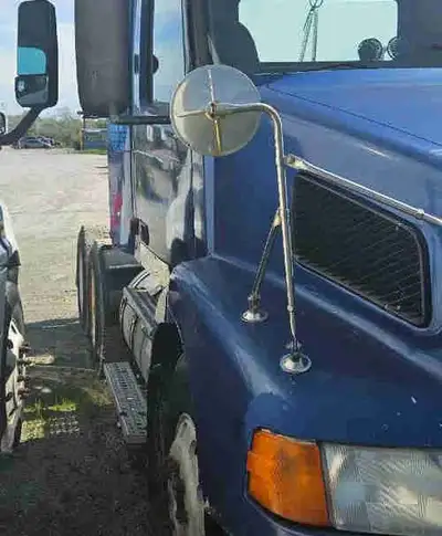 2006 volvo daycab with volvo engine, 10 speed Eaton milage 1.2 km 12000LB front 40000LB rear it is p...