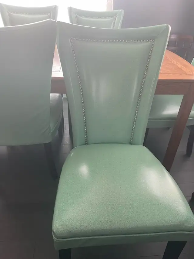 solid dining room table in Dining Tables & Sets in St. Albert - Image 4