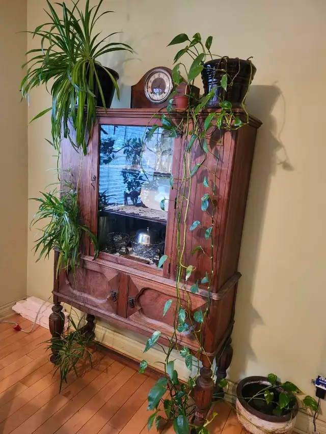 VAISSELIER ANTIQUE CIRCA 1930-1940 EN NOYER. in Hutches & Display Cabinets in City of Montréal - Image 3