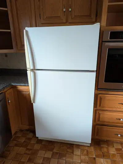 RÉFRIGÉRATEUR BLANC TRÈS PROPRE. FONCTIONNE TRÈS BIEN. LARGEUR : 32 POUCES / HAUTEUR : 65 POUCES / P...