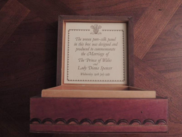 Charles & Diana Wedding Box with Silk Panel - Exquisite dans Art et objets de collection  à Région d’Oakville/Halton - Image 3