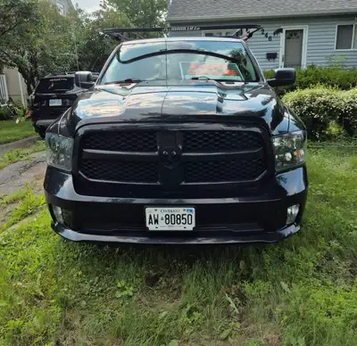 2018 Dodge Ram 1500, 4x4 Gas, V6, automatic , 4 door cloth interior. 28,000 km. Excellent condition....