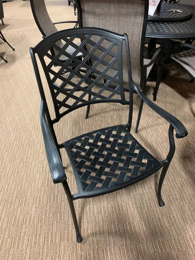 OUTDOOR OVAL PATIO TABLE & 4 CHAIRS in Patio & Garden Furniture in Oakville / Halton Region - Image 6