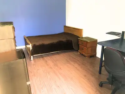 Chambre à louer – Métro St-Michel (2 min) – Disponible maintenant English version below Chambre enti...