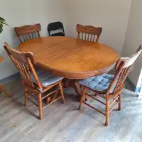 Table en bois massif avec 4 chaises et 2 rallonges
