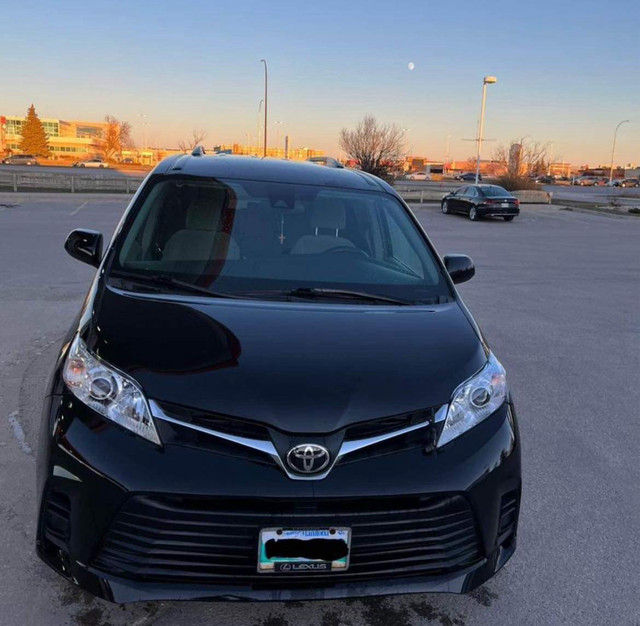 Toyota Sienna FWD 2018 in Cars & Trucks in Winnipeg - Image 2