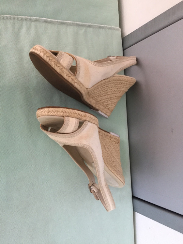 Banana Republic Beige 4" High Wedge Sling Back Sandals - Size 7 in Women's - Shoes in City of Toronto - Image 2