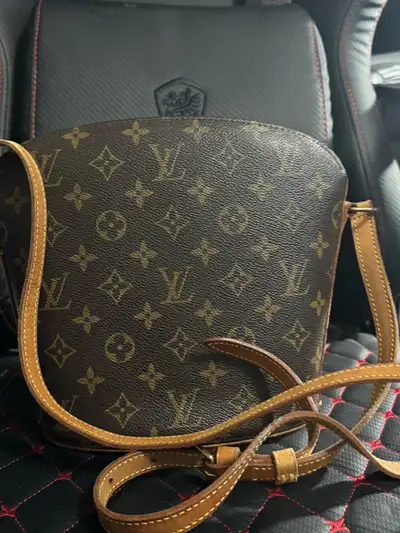 I'm selling this classic Louis Vuitton Vintage Drout Bag, featuring the iconic monogram canvas and a...