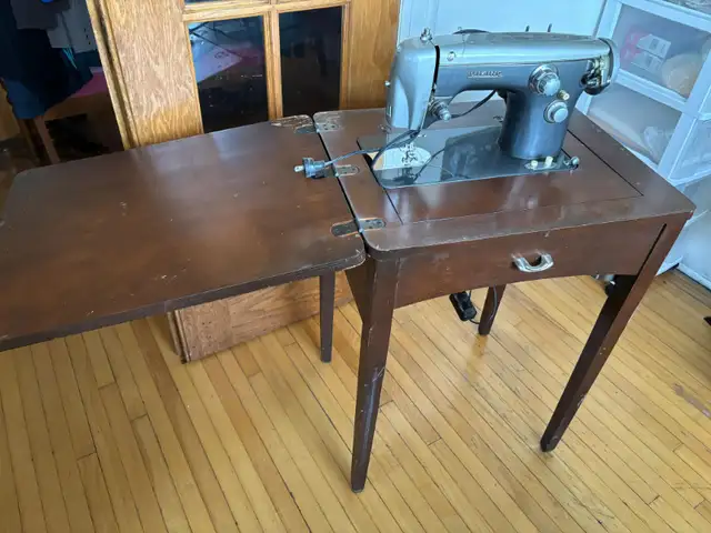 VINTAGE VIKING SEWING MACHINE - MODEL # 893362854391862019121
