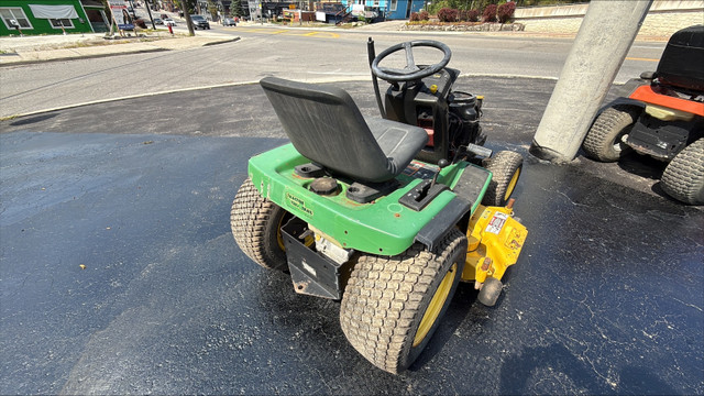 JOHN DEERE RIDING LAWN MOWER in Lawnmowers & Leaf Blowers in Mississauga / Peel Region - Image 4