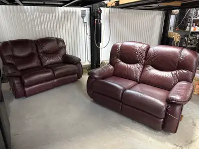 Je vends deux causeuses inclinable La-Z-Boy en cuir bordeaux de haute qualité, parfait pour se déten...