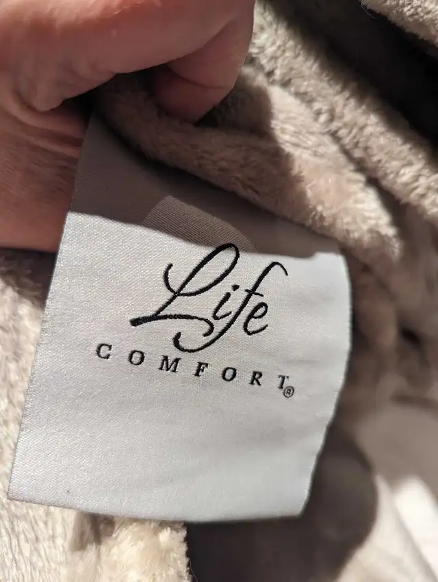 Grande couverture douce beige/ sable in Bedding in Laval / North Shore - Image 3