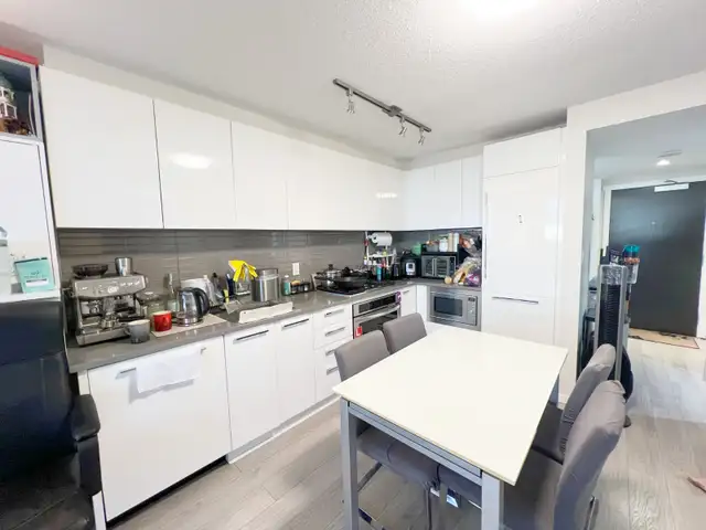 Metrotown – Modern 1 Bedroom Unit at Moda by Polygon with Parkin