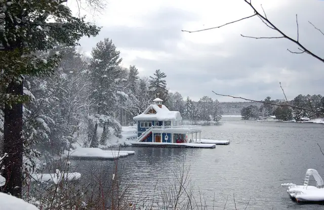 Muskoka cottage on Lake of Bays in Ontario in Canada - Image 8